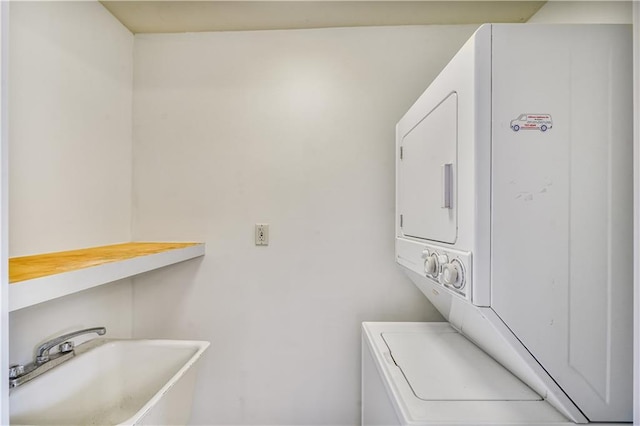 5538 Bellaire Dr, New Orleans, LA 70124 - washroom featuring stacked washer / drying machine