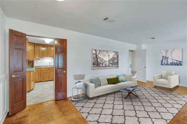 174 Celia Dr, Luling, LA 70070 - living area featuring baseboards