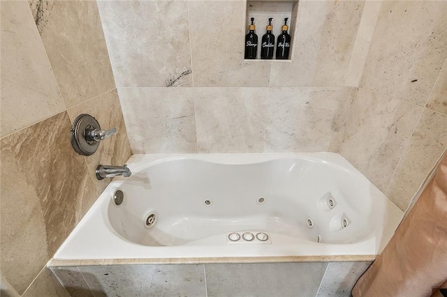 333 Girod St Unit 304, New Orleans, LA 70130 - bathroom with a jetted tub