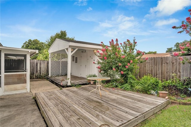 7 Albert Ct, Metairie, LA 70003 - wooden terrace featuring a fenced backyard