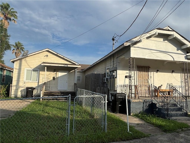 1317-1919 S Genois St, New Orleans, LA 70125 - view of front facade featuring a fenced front yard and stucco siding