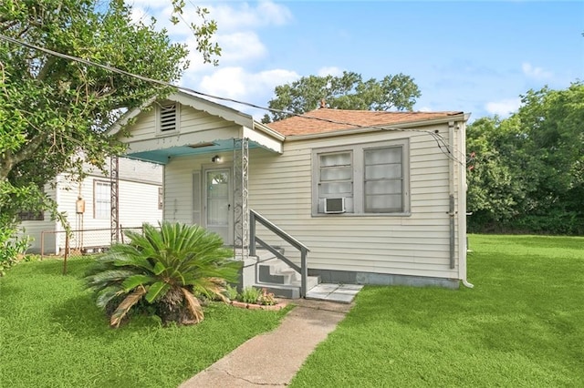 1117 Perry St, Gretna, LA 70053 - shotgun-style home featuring a front lawn and a shingled roof
