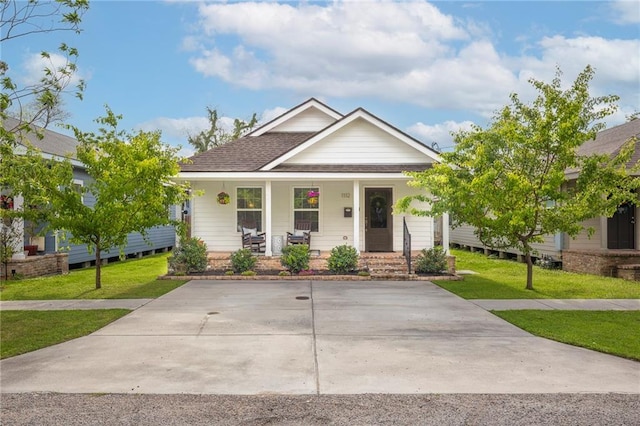 1112 Compromise St, Kenner, LA 70062 - view of front facade with covered porch, a front yard, and a shingled roof