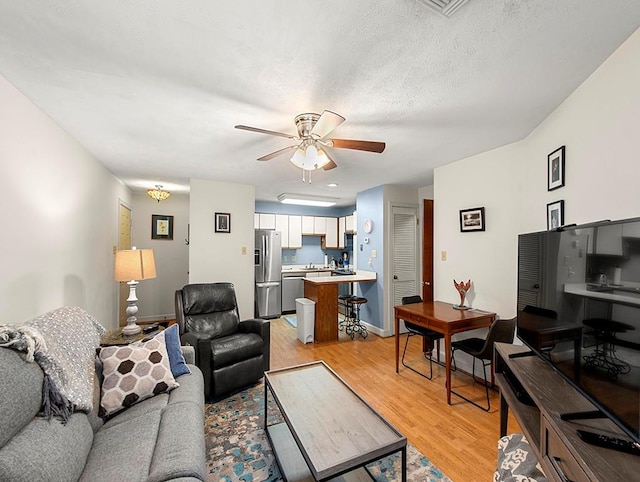 420 Metairie Hammond Hwy Unit 225, Metairie, LA 70005 - living area with a ceiling fan and light wood-style floors