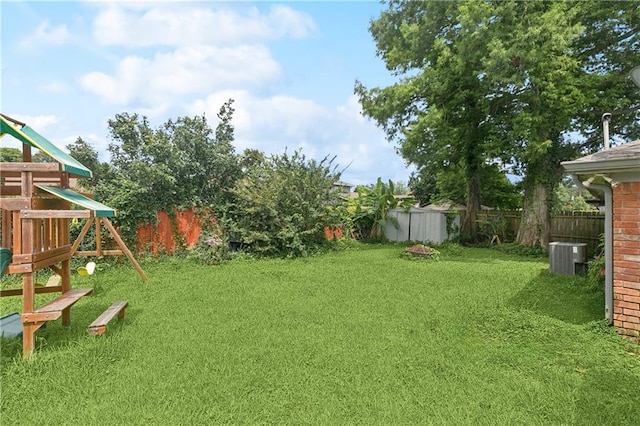 2041 Glencove Ln, Terrytown, LA 70056 - fenced backyard with a playground