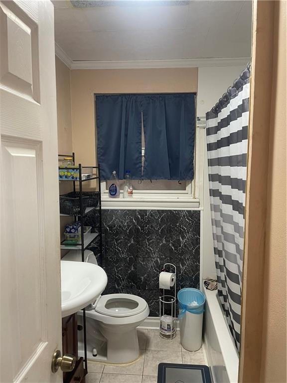 2711 Claire Ave, Gretna, LA 70053 - bathroom featuring tile patterned flooring, crown molding, and shower / bath combo