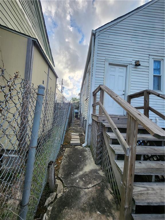 2715 Marengo St, New Orleans, LA 70115 - view of side of home
