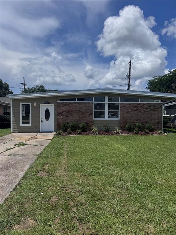 6 Brentwood Dr, Metairie, LA 70003 - view of front of home with brick siding and a front lawn