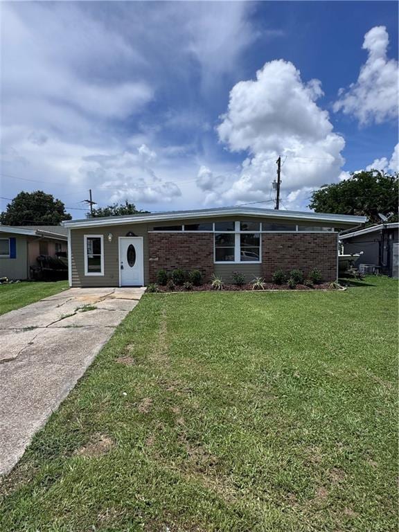 6 Brentwood Dr, Metairie, LA 70003 - view of front of property featuring driveway, a front lawn, and brick siding