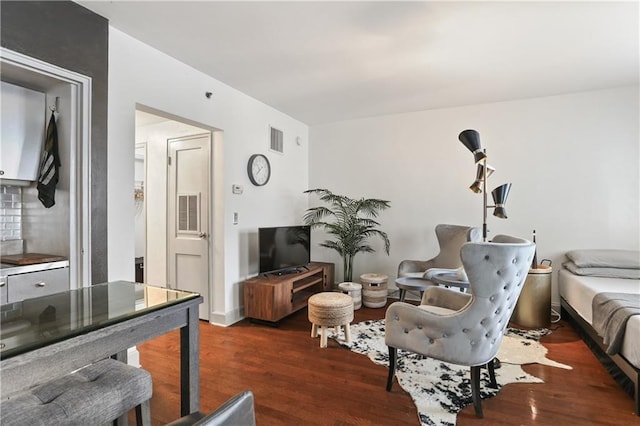 1205 St Charles Ave Unit 704, New Orleans, LA 70130 - living area featuring wood finished floors