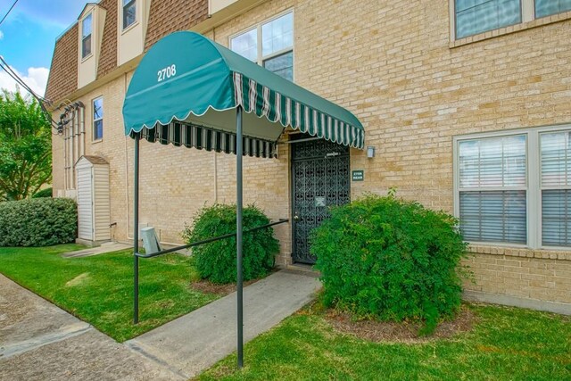 2708 Whitney Pl Unit 901, Metairie, LA 70002 - view of property exterior featuring brick siding and a yard