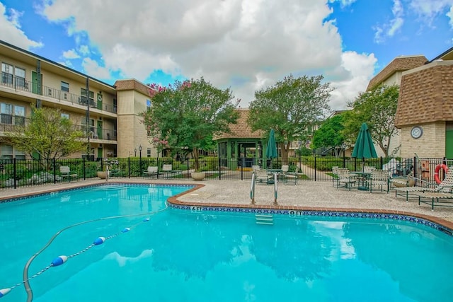 2708 Whitney Pl Unit 901, Metairie, LA 70002 - community pool with a patio