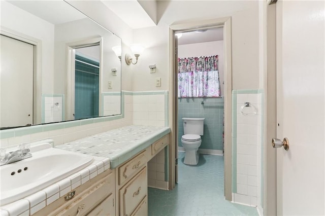 142 E Randall Ct, Gretna, LA 70053 - bathroom with tile walls, vanity, and wainscoting