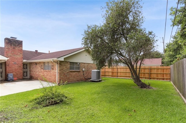 142 E Randall Ct, Gretna, LA 70053 - fenced backyard featuring a patio