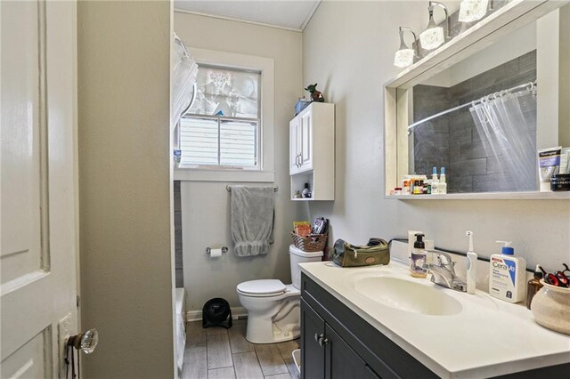 53941 Angela St, Arabi, LA 70032 - bathroom with vanity, a shower with curtain, wood finished floors, and crown molding