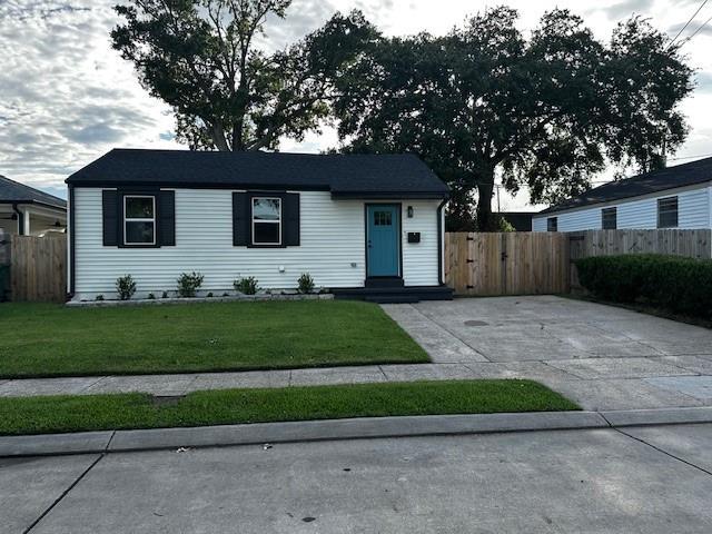 1018 Marian Ave, Metairie, LA 70001 - ranch-style home featuring concrete driveway
