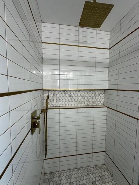 1018 Marian Ave, Metairie, LA 70001 - full bath featuring tiled shower