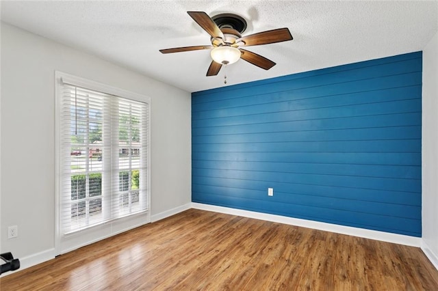 811 Franklin Ct, Slidell, LA 70458 - spare room featuring wood finished floors, a textured ceiling, and a ceiling fan