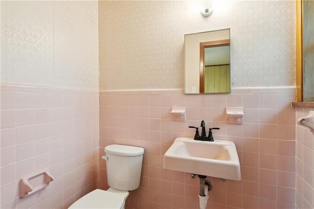 310 Blackburn Rd, Hammond, LA 70401 - bathroom with tile walls, wainscoting, and wallpapered walls