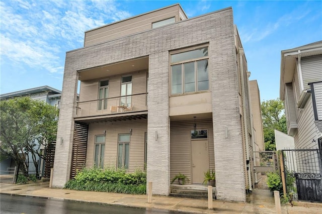 5940 Magazine St Unit 102, New Orleans, LA 70115 - modern home with a balcony and a gate