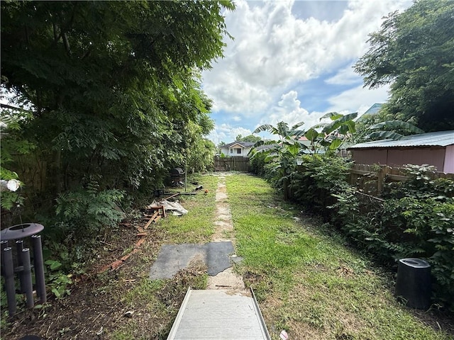 482022 Dauphine St, New Orleans, LA 70117 - view of yard
