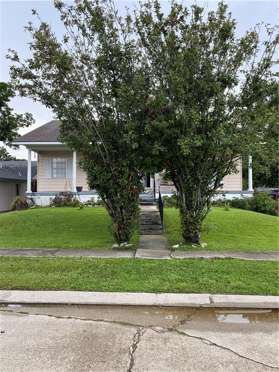 208 Amapola Cir, Terrytown, LA 70056 - obstructed view of property with a front yard