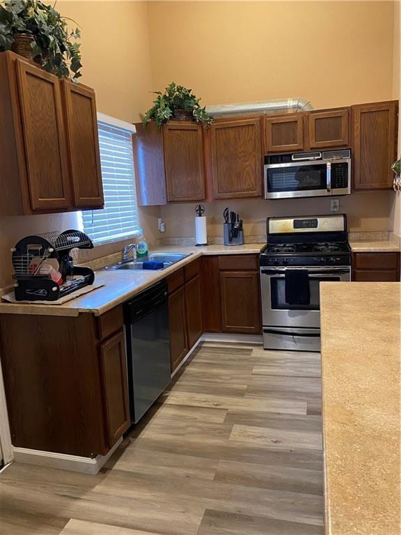 208 Amapola Cir, Terrytown, LA 70056 - kitchen with appliances with stainless steel finishes, light countertops, and light wood-style floors