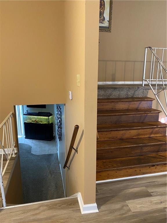 208 Amapola Cir, Terrytown, LA 70056 - stairway featuring wood finished floors and baseboards