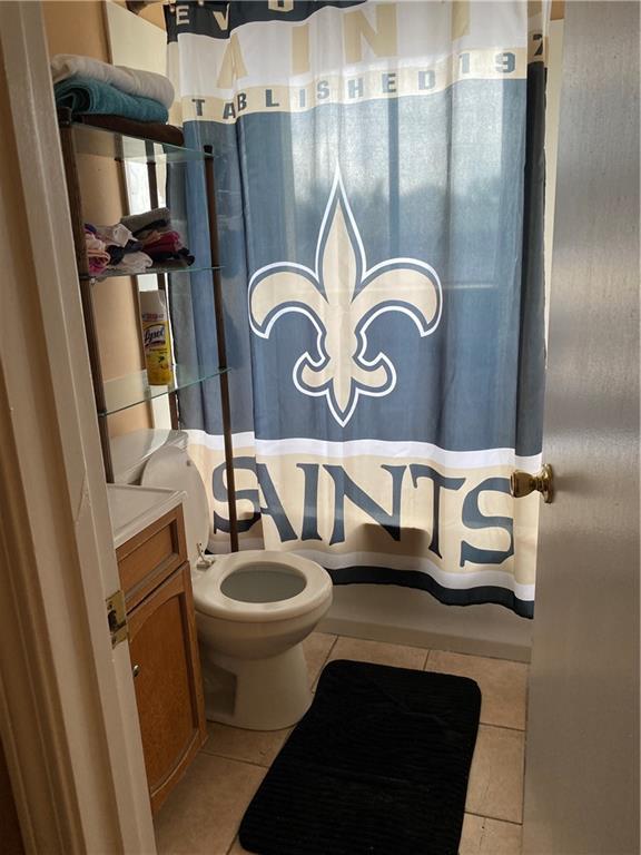 208 Amapola Cir, Terrytown, LA 70056 - bathroom featuring tile patterned floors and vanity