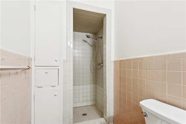 108 N Dr, Covington, LA 70433 - full bath featuring tile walls, a shower stall, and a wainscoted wall