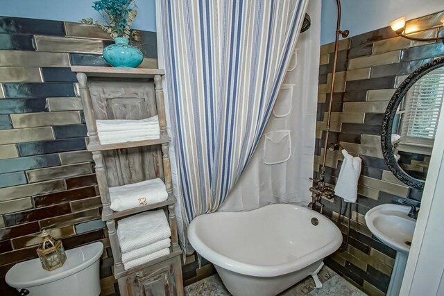 1025 General Pershing St, New Orleans, LA 70115 - full bathroom with toilet and a bathtub