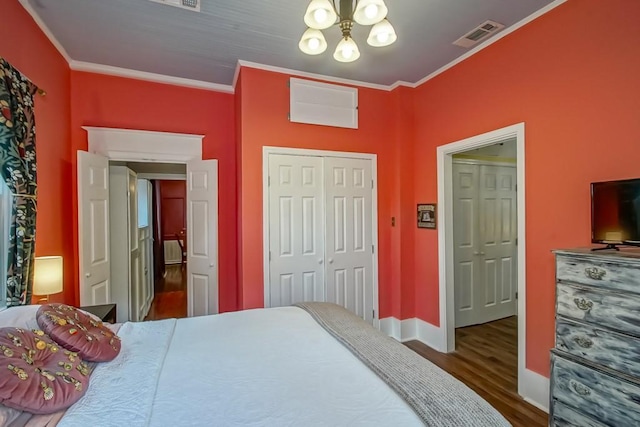 1025 General Pershing St, New Orleans, LA 70115 - bedroom featuring wood finished floors, a chandelier, ornamental molding, and a closet