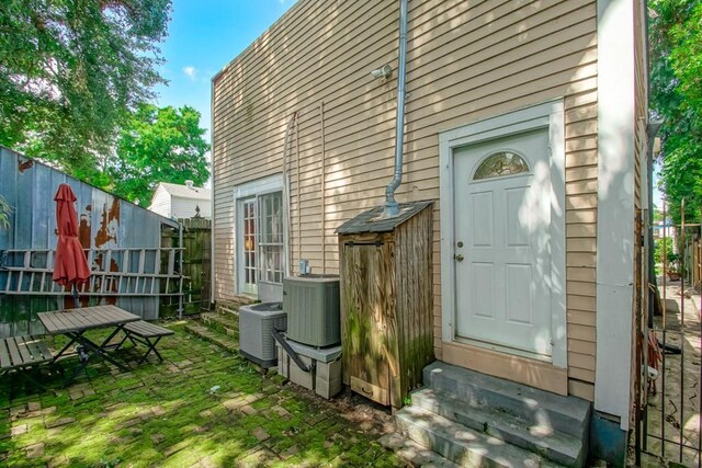 1025 General Pershing St, New Orleans, LA 70115 - doorway to property