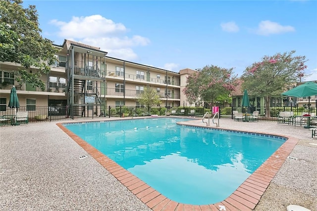 2704 Whitney Pl Unit 922, Metairie, LA 70002 - community pool with a patio