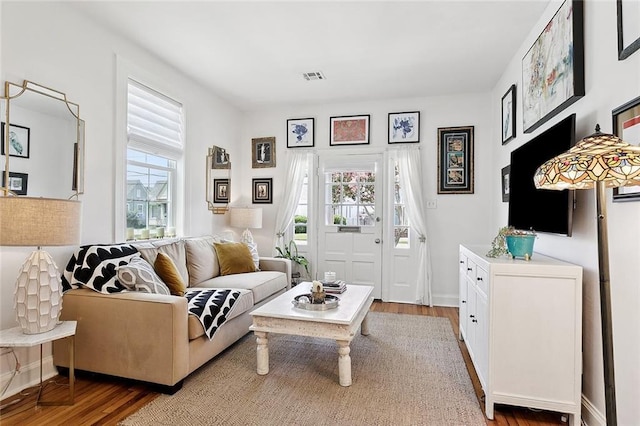3116 Beaulieu St, Metairie, LA 70001 - living area with plenty of natural light and wood finished floors