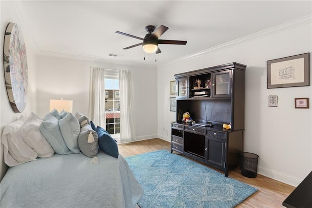 2521 Metairie Lawn Dr Unit 214, Metairie, LA 70002 - bedroom with light wood finished floors, crown molding, and a ceiling fan