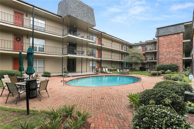 2521 Metairie Lawn Dr Unit 214, Metairie, LA 70002 - community pool with a patio area