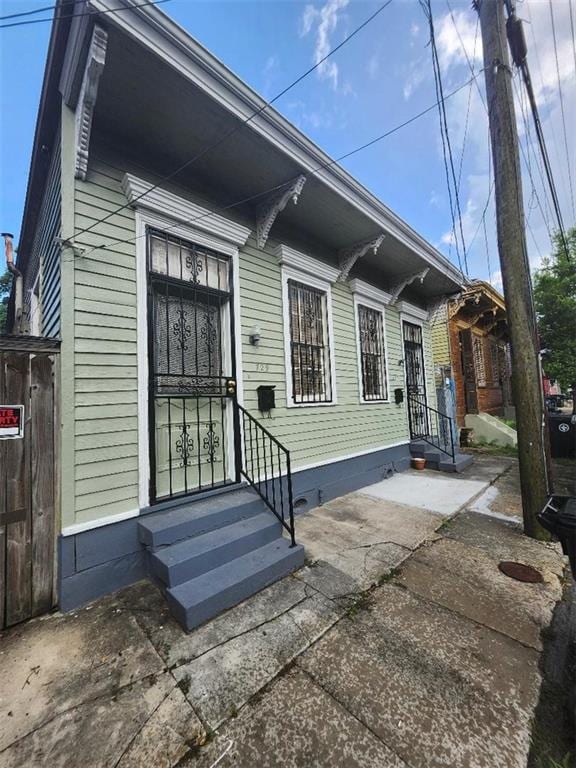 727 Montegut St, New Orleans, LA 70117 - view of front of home with entry steps