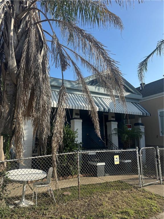 2217 Willow St, New Orleans, LA 70113 - view of side of home with a gate and a fenced front yard