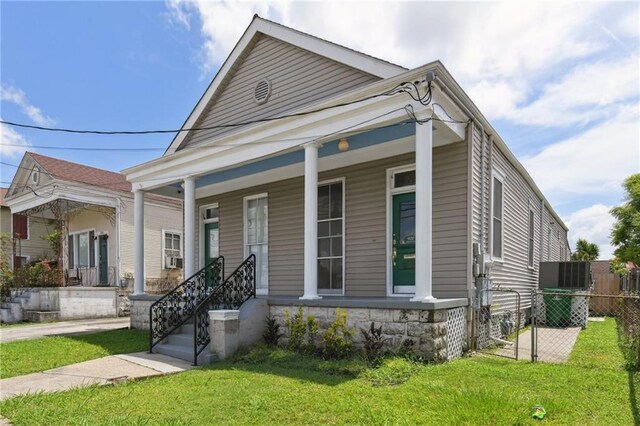 922 Lafayette St, Gretna, LA 70053 - shotgun-style home with a porch
