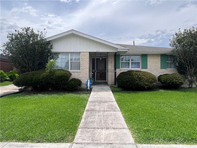 816 Andrews Ave, Metairie, LA 70005 - view of front of home featuring brick siding and a front yard