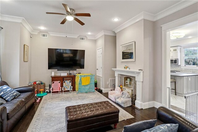 5024 S Claiborne Ave, New Orleans, LA 70125 - living area featuring wood finished floors, ceiling fan, crown molding, and recessed lighting