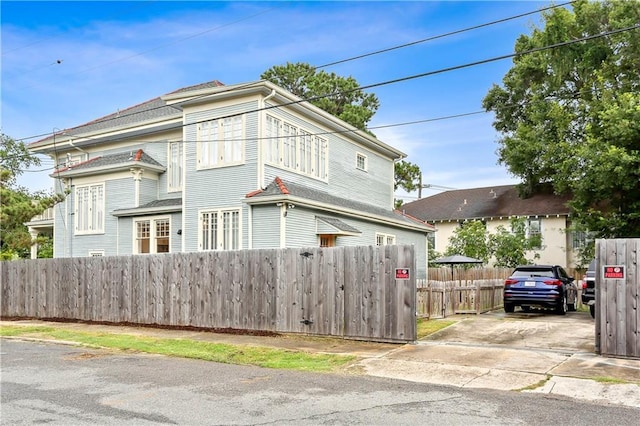 5024 S Claiborne Ave, New Orleans, LA 70125 - view of front of home featuring a fenced front yard