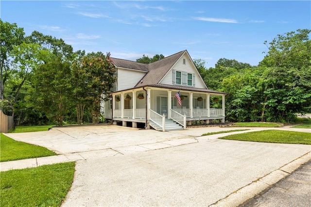 921 Carriage Way, Baton Rouge, LA 70808 - view of front facade with a porch, driveway, and a front lawn