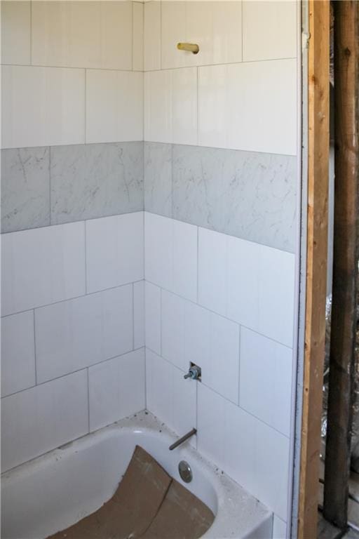 3435 Louisiana Avenue Parkway, New Orleans, LA 70115 - bathroom with a bath