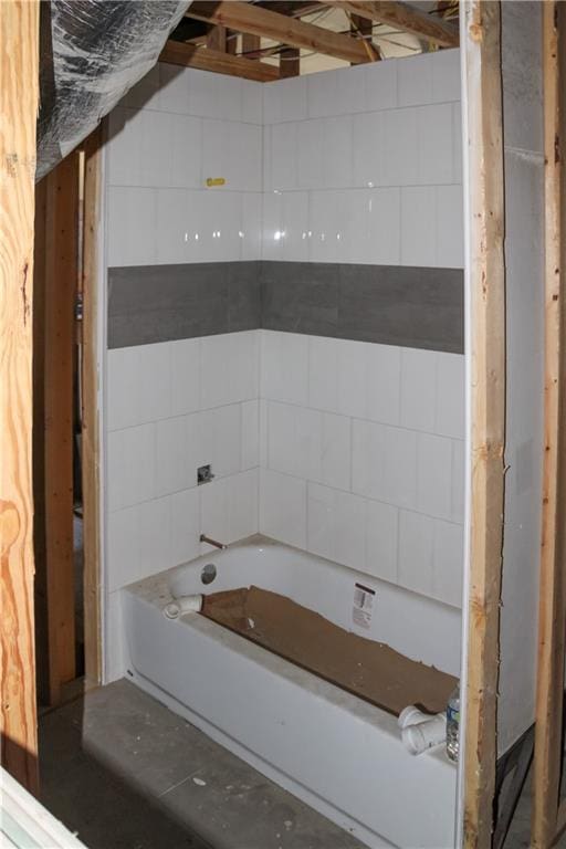 3435 Louisiana Avenue Parkway, New Orleans, LA 70115 - bathroom with a bathtub