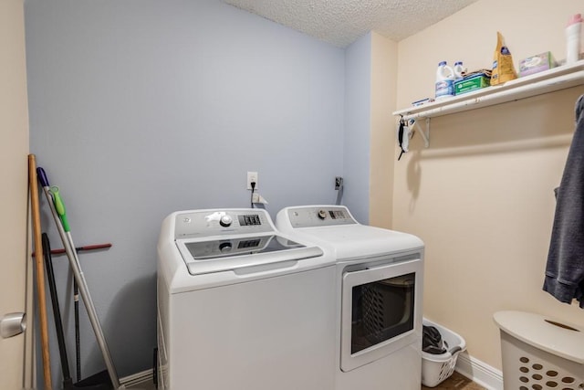 122 Warwick St, La Place, LA 70068 - laundry room featuring washing machine and clothes dryer and a textured ceiling