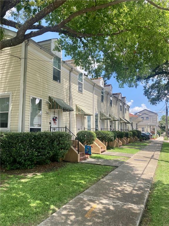 704 General Pershing St Unit 704, New Orleans, LA 70115 - view of community featuring a yard and a residential view