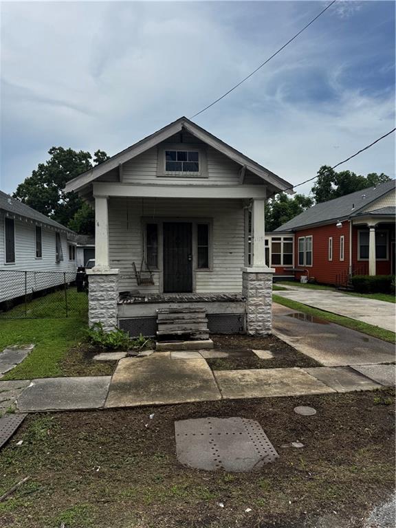1118 Casa Calvo St, New Orleans, LA 70114 - shotgun-style home featuring a porch