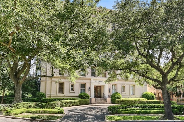 5421 St Charles Ave Unit 2D, New Orleans, LA 70115 - view of front of house with stucco siding and driveway